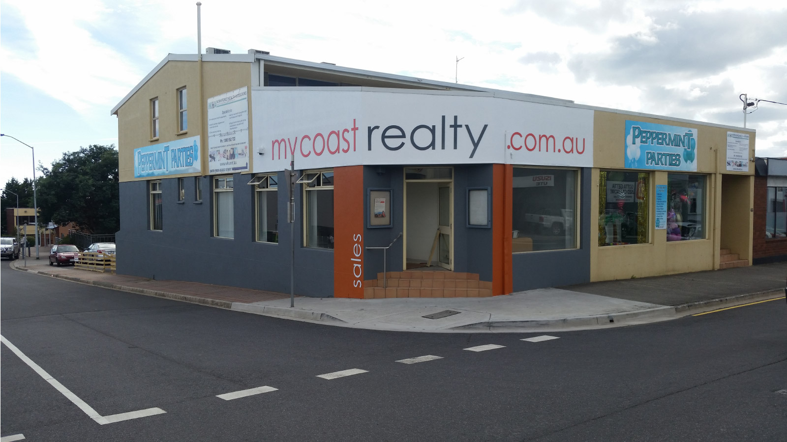 Corner shopfront fascia signage for mycoast realty and Peppermint Parties
