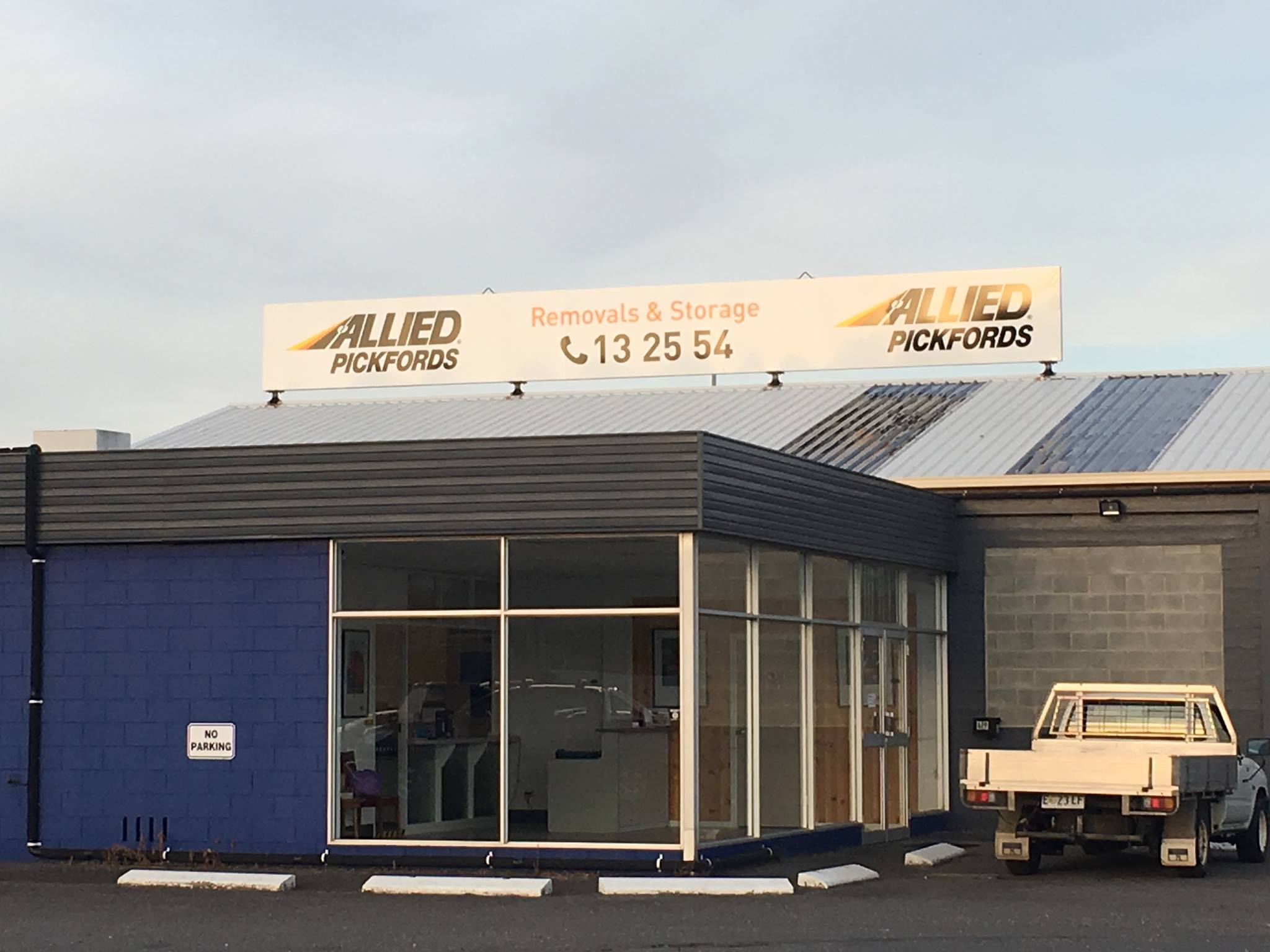 Roof-mounted freestanding sign for Allied Pickfords, Latrobe